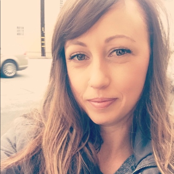 Meet your Posher, Nicole - Picture 1 of 1